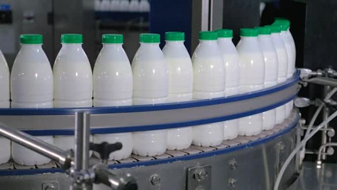 在传送带上移动的一家乳品厂，装有牛奶的塑料瓶