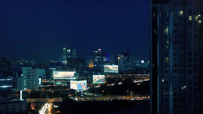 夜间城市景观中的繁忙道路