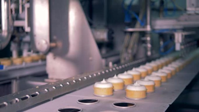冰淇淋工厂的制造过程。冰淇淋生产过程。