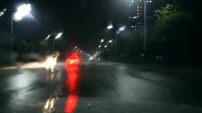 在黑暗的雨夜开车