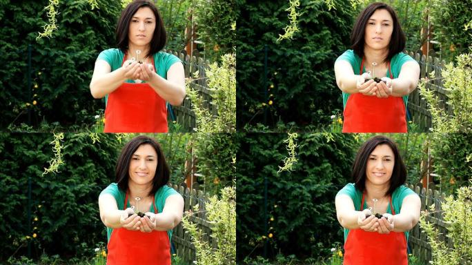 手里拿着植物的园丁