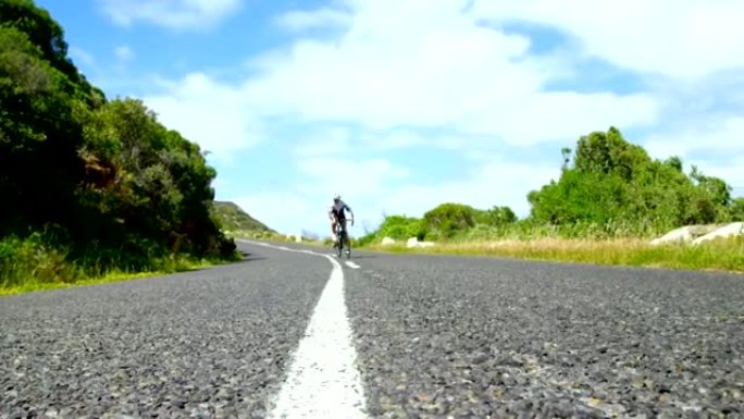 女自行车手在乡村道路上骑自行车4k