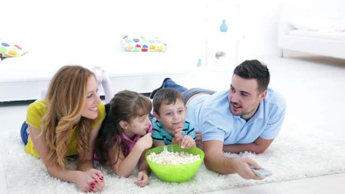 高清：快乐的一家人一起看电视。