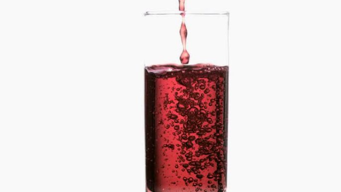 稀薄的红色液体在玻璃中流动的超慢动作