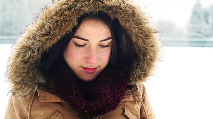 穿皮草夹克的女人用手机