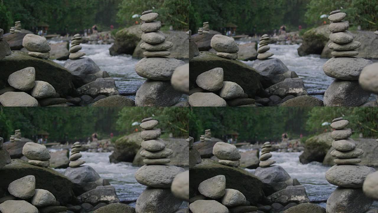 堆积在河边的岩石