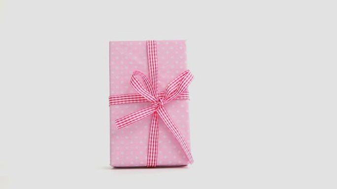 手放下粉色礼品包装礼物