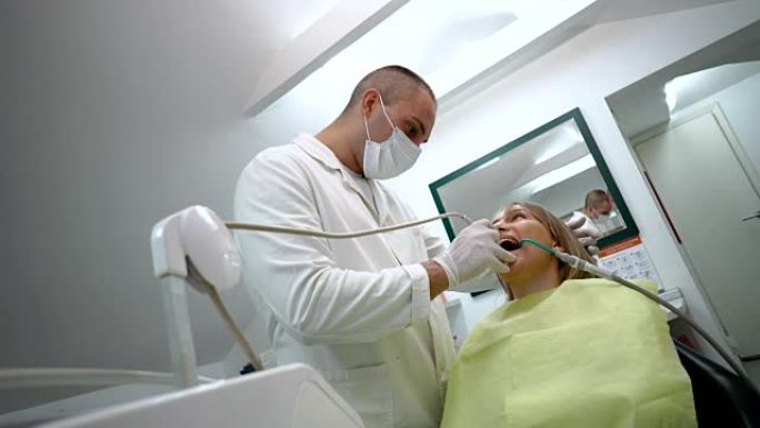 妇女接受牙科治疗