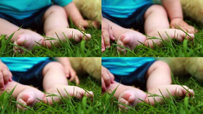 可爱的男婴和泰迪熊坐在草地上