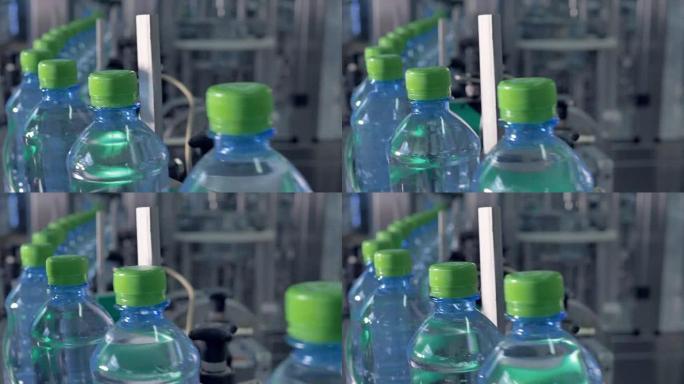 无止境的工厂生产线上有带盖的pet瓶。