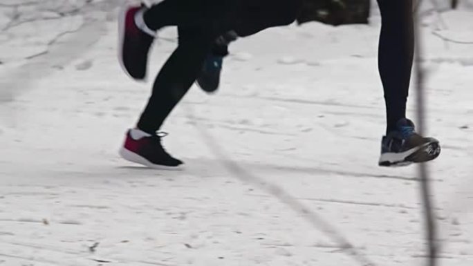 在雪道上奔跑的运动员
