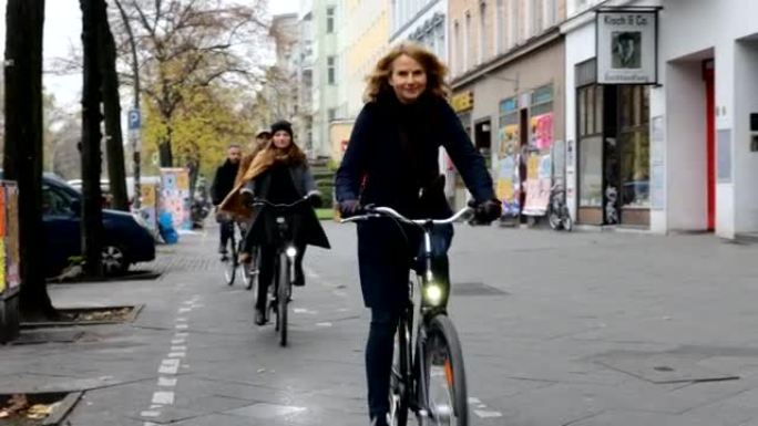 通勤者在城市的人行道上骑自行车