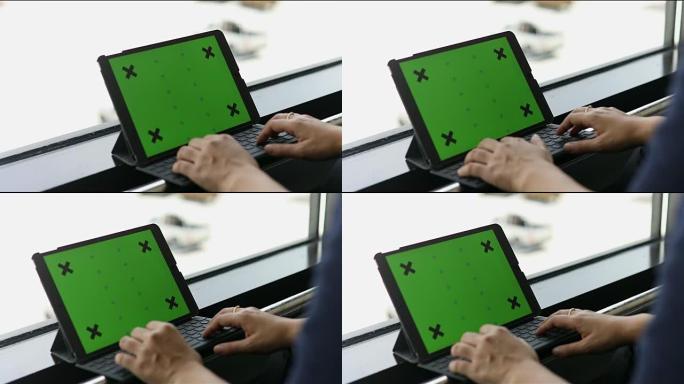 女人触摸平板电脑绿屏