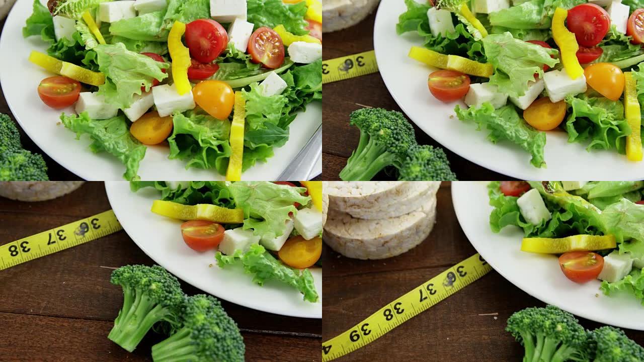 蔬菜沙拉配格兰诺拉麦片棒和测量胶带