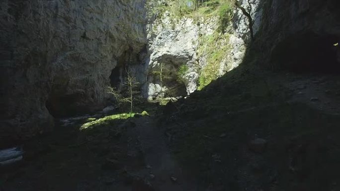 空中: 令人惊叹的高高的岩壁和河上方的洞穴