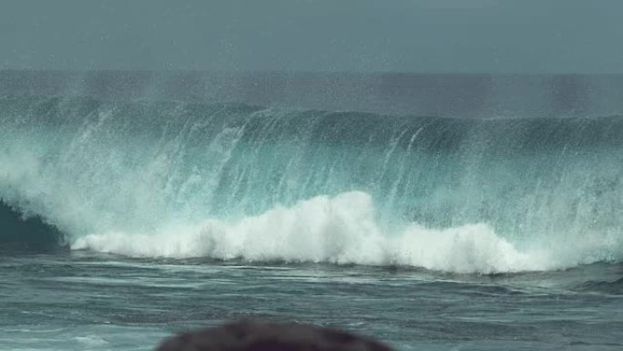 慢动作: 巨大的玻璃状海浪向偏远的热带岛屿飞溅。