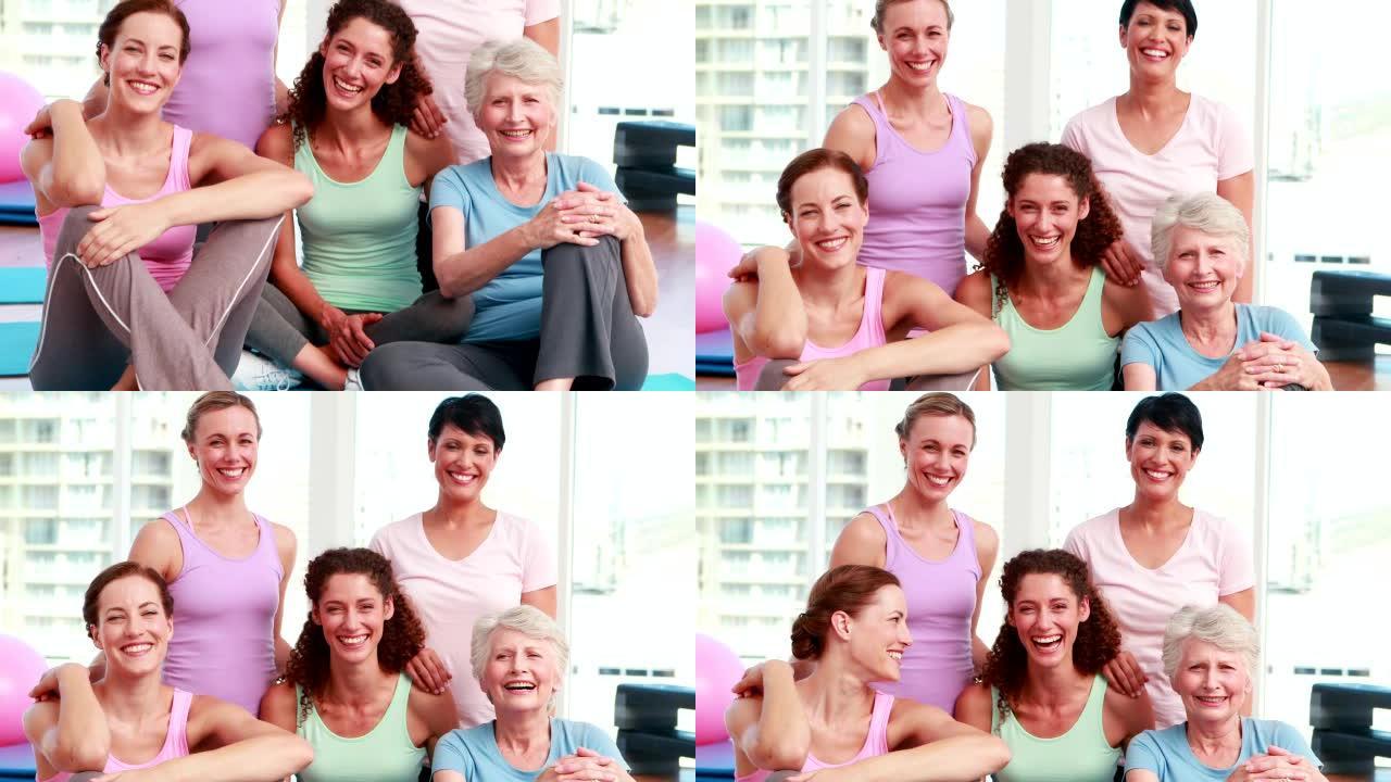 健身工作室微笑的女性群体