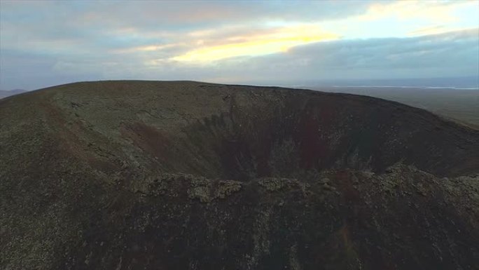 天线:火山岛中部的大型死火山