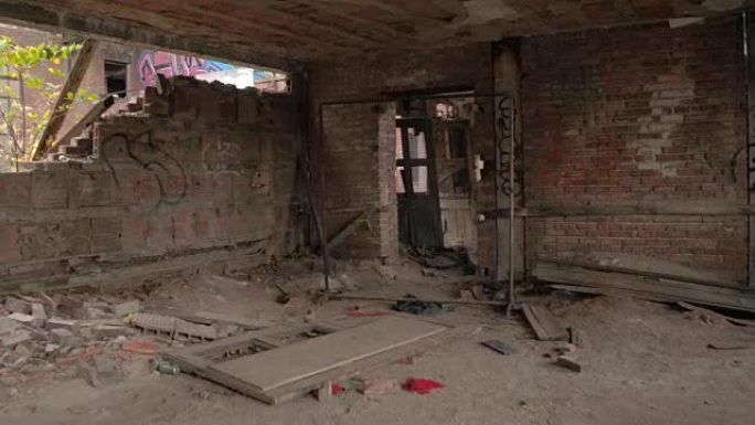 FPV: 穿过废弃倒塌建筑中令人毛骨悚然的房间