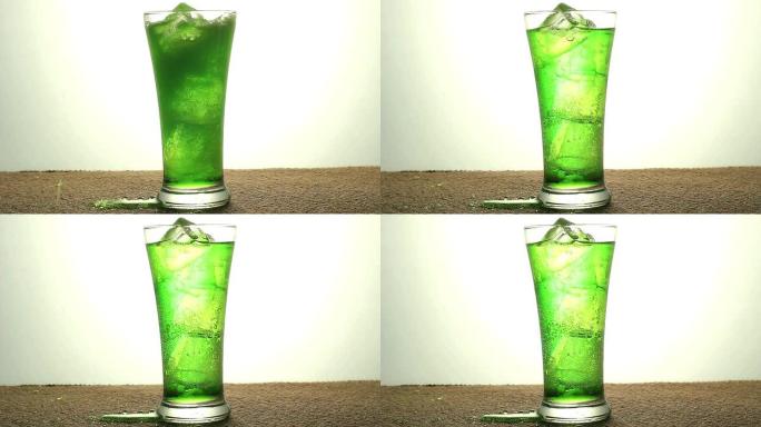 往杯子里倒绿色的水
