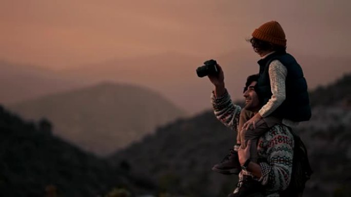 年轻的父子在登山探险中拍照