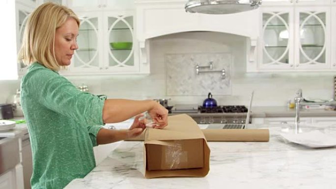 女人在家包装包裹，用于在R3D上邮寄照片