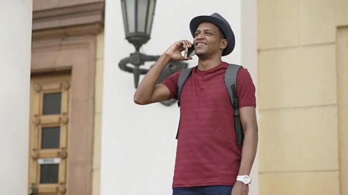 非裔美国游客在欧洲旅行时与智能手机聊天