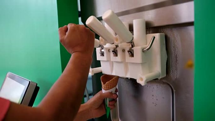 无法识别的人使用机器提供冰淇淋