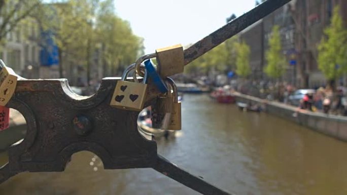 Dop: 拥挤的市中心运河上方的旧桥上的彩色lovelocks