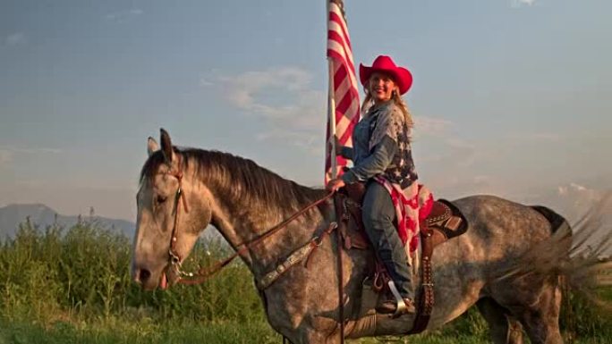 犹他州骄傲的美国女牛仔与马的肖像