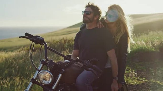 骑摩托车看日落的夫妇