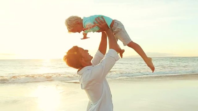 日落时，父亲和孩子一起在海滩玩耍。