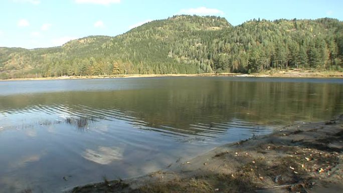 夏末平静的湖面。
