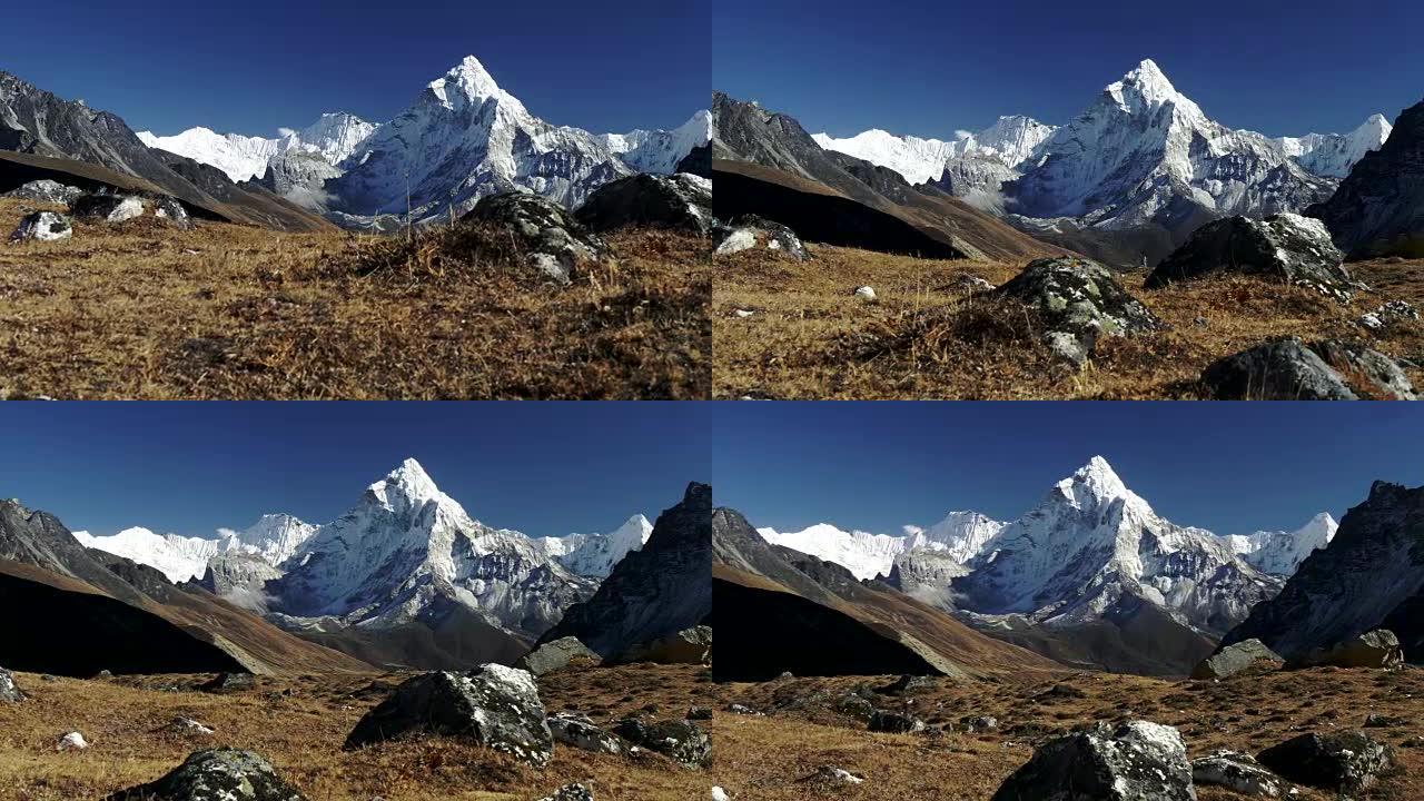 高高的岩石雪山在晴朗的天空下。万向节稳定射击。尼泊尔萨加玛塔国家公园Ama Dablam山。4K, 