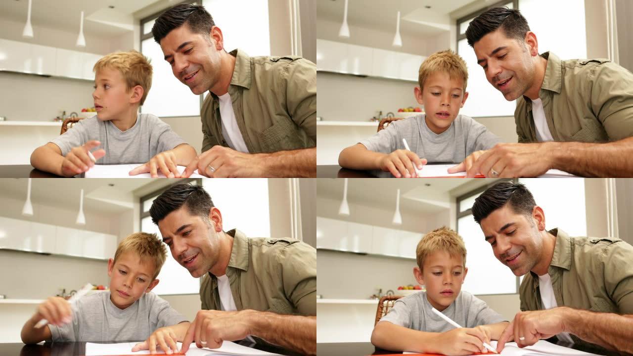 儿子和爸爸在餐桌旁画画