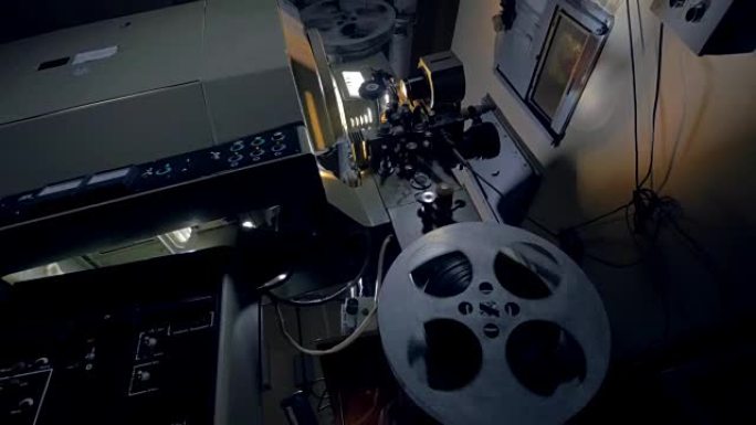 老式机械电影放映机的结构。