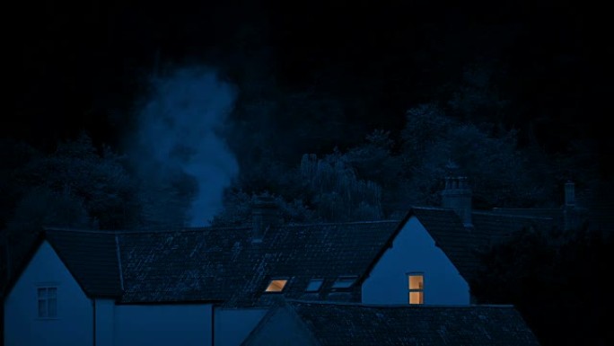 夜间从农村的房屋中冒出浓烟