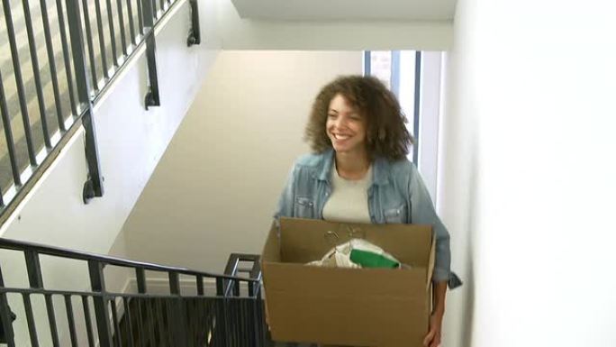 搬入新房的女人在楼上携带箱子