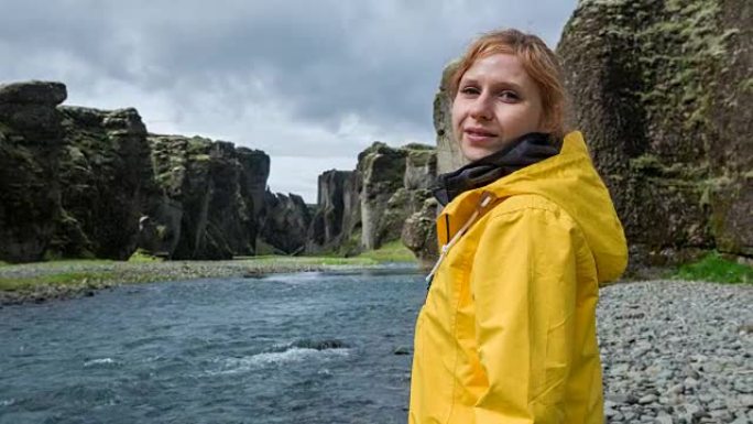 欣赏冰岛峡谷的女人