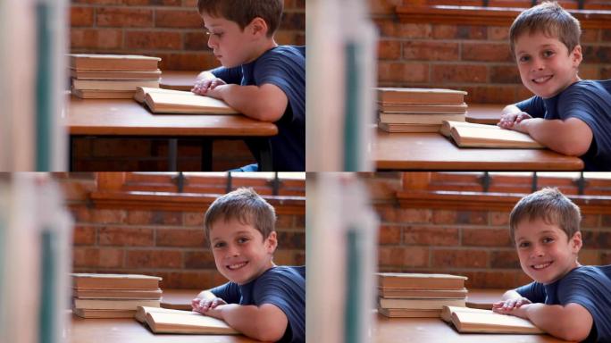 小男孩在教室里看书