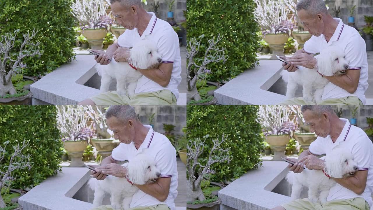 老人在家中与狗一起使用智能手机