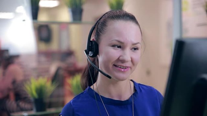 在呼叫中心工作的微笑女人的特写镜头。客户服务