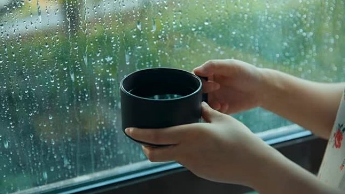 下雨天在窗边喝咖啡的女人