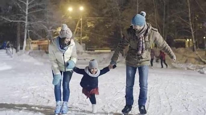 年轻家庭冬季滑冰