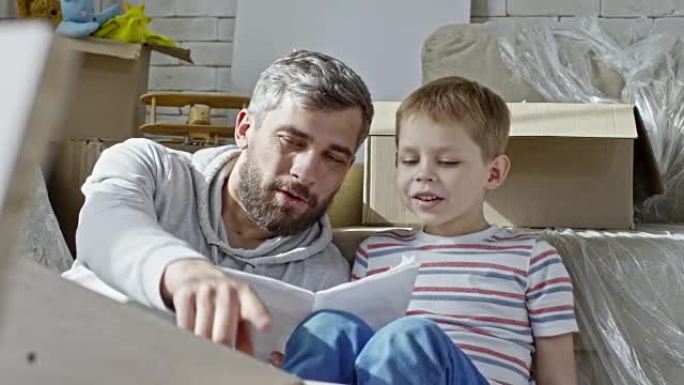 父亲和男孩讨论组装手册