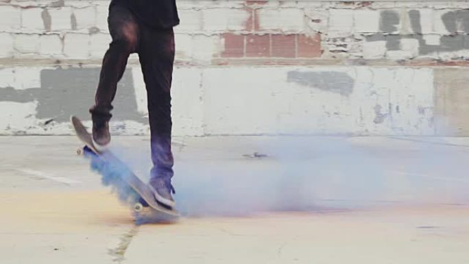 滑板手在慢动作中使用彩色粉末进行极端翻转技巧