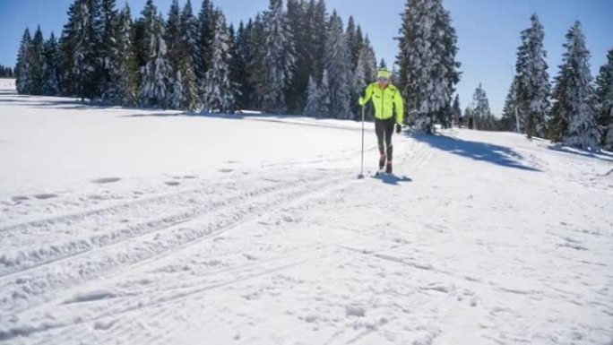 在平行凹槽滑雪道上的越野滑雪者