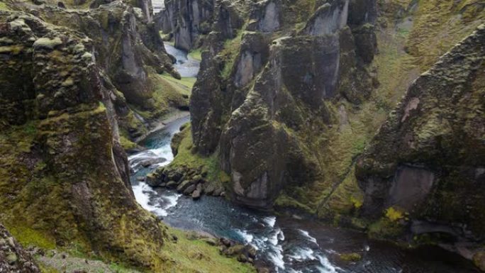 俯瞰冰岛的Fjadrargljufur峡谷
