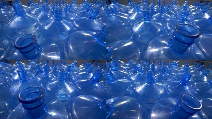 大量的19升塑料瓶用于饮用水分配。