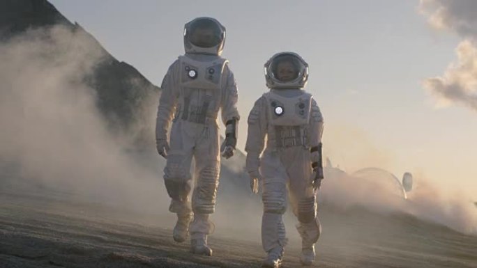 两名宇航员穿着宇航服在外星星球上自信地行走，探索探险在覆盖着岩石、气体和烟雾的星球表面。人类克服困难